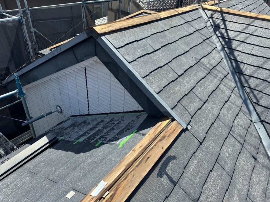 屋根貫板交換を行いました。<br />
まずは棟板金解体です。