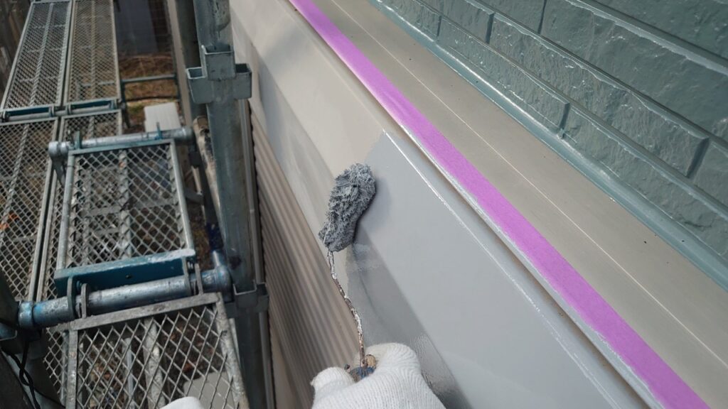 シャッターBOX塗装<br />
下塗り