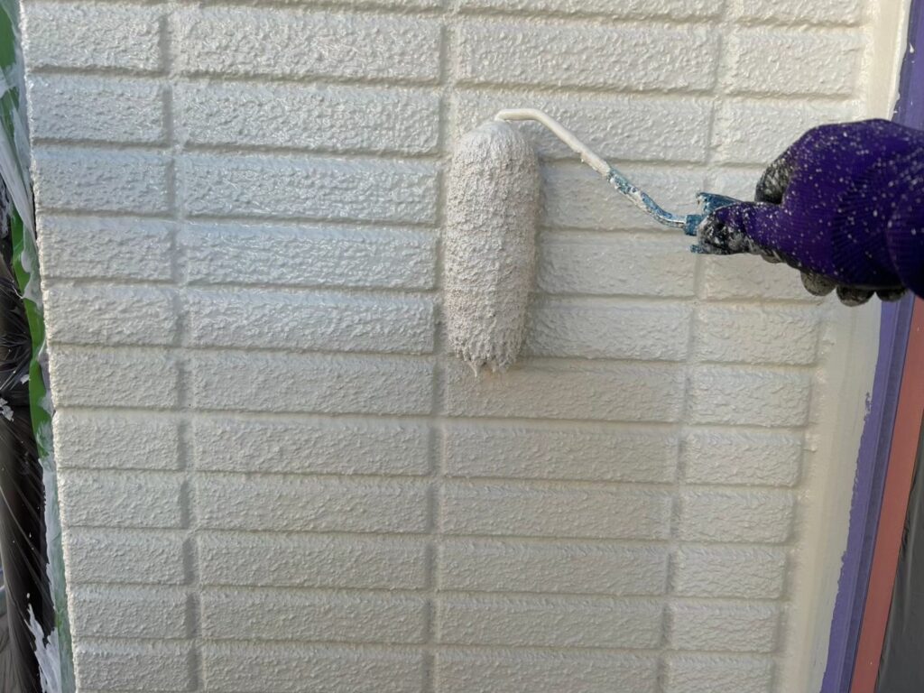 アクセント外壁塗装<br />
上塗り