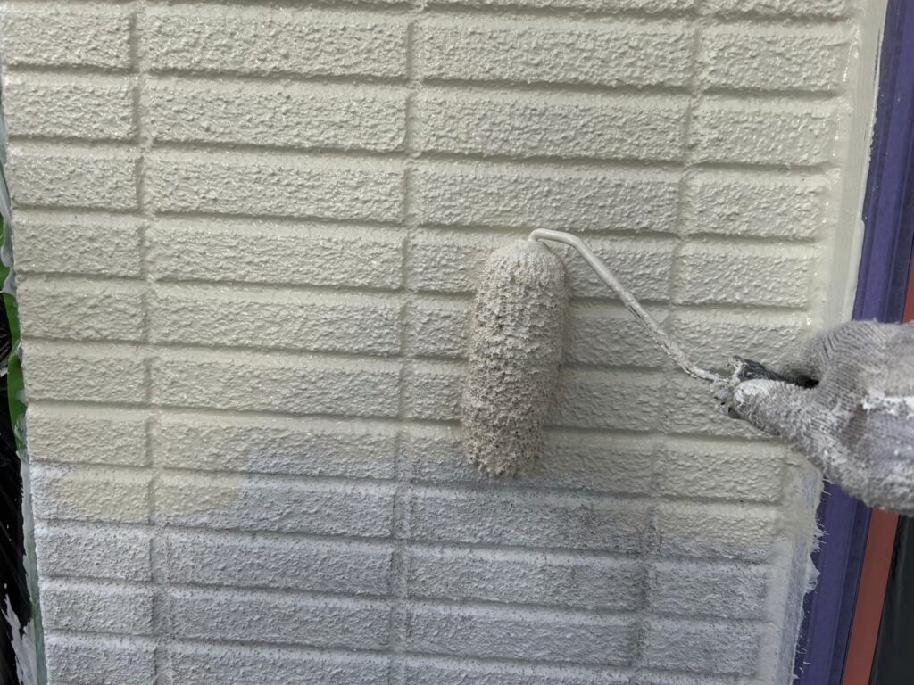 アクセント外壁塗装<br />
中塗り