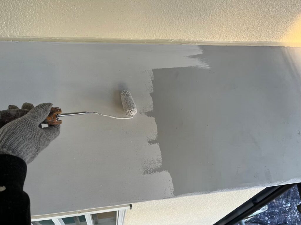 庇塗装<br />
中塗り