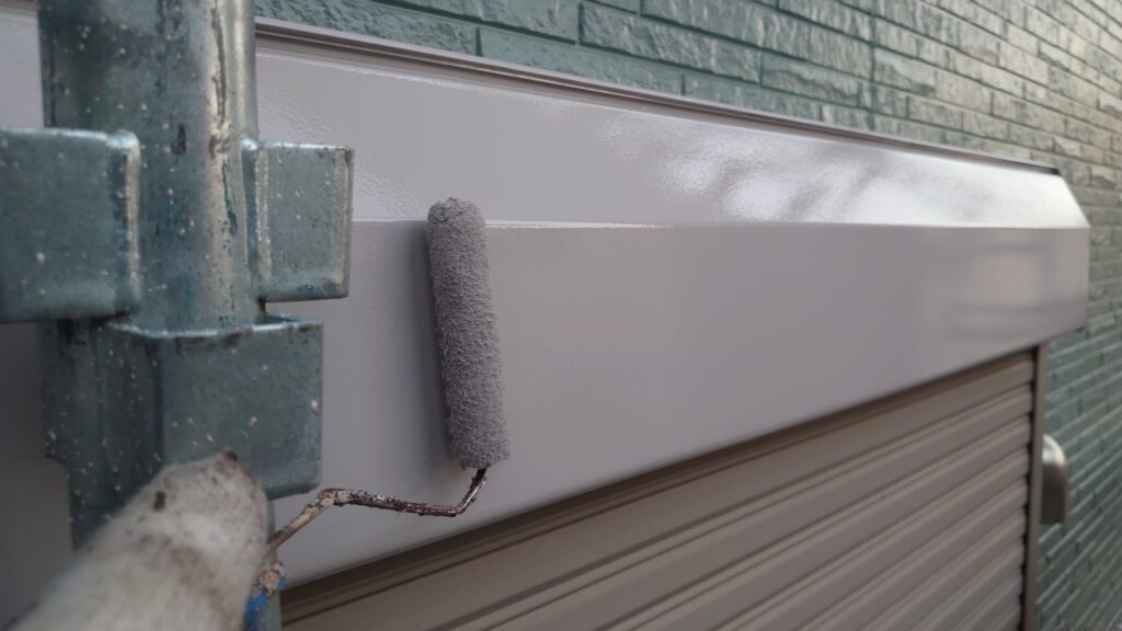 シャッターBOX塗装<br />
上塗り