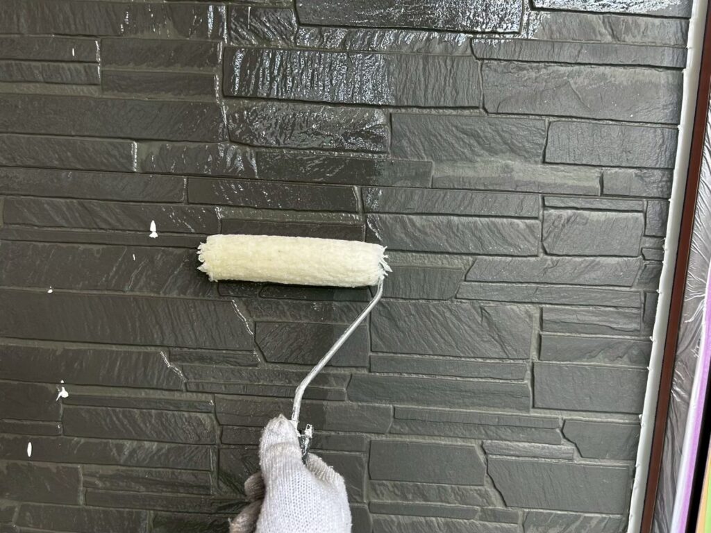 アクセント外壁塗装<br />
下塗り