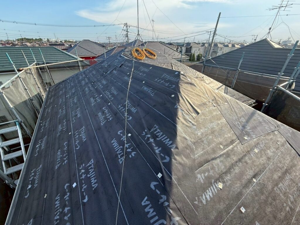 ルーフィング設置<br />
超高耐久ルーフィングを標準仕様