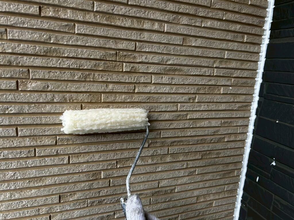 メイン外壁塗装<br />
下塗り