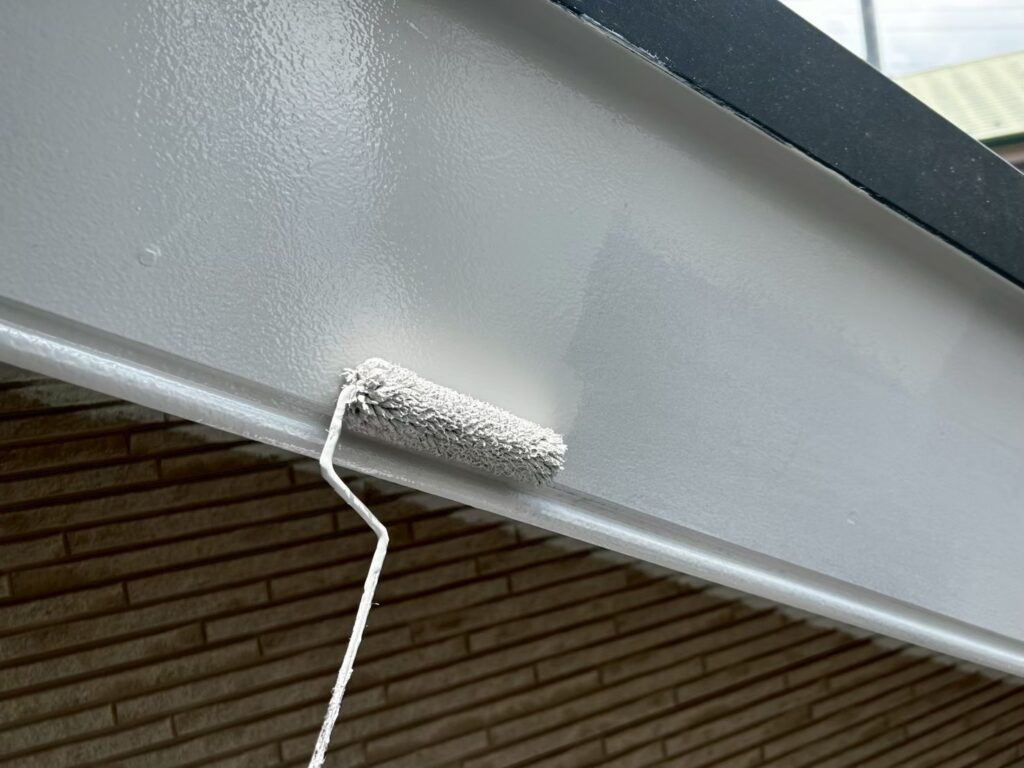 破風板<br />
上塗り