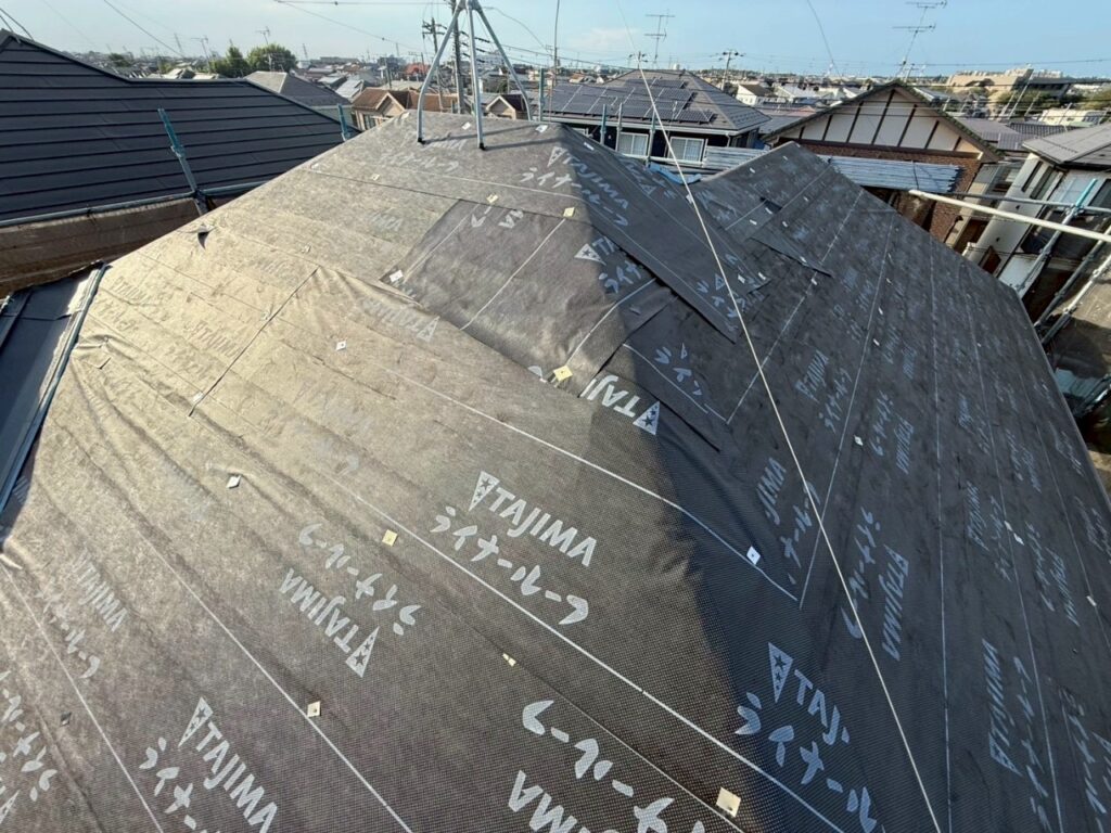 ルーフィング設置<br />
超高耐久ルーフィングを標準仕様