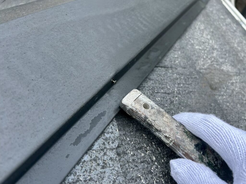 屋根塗装<br />
棟板金釘浮き補修