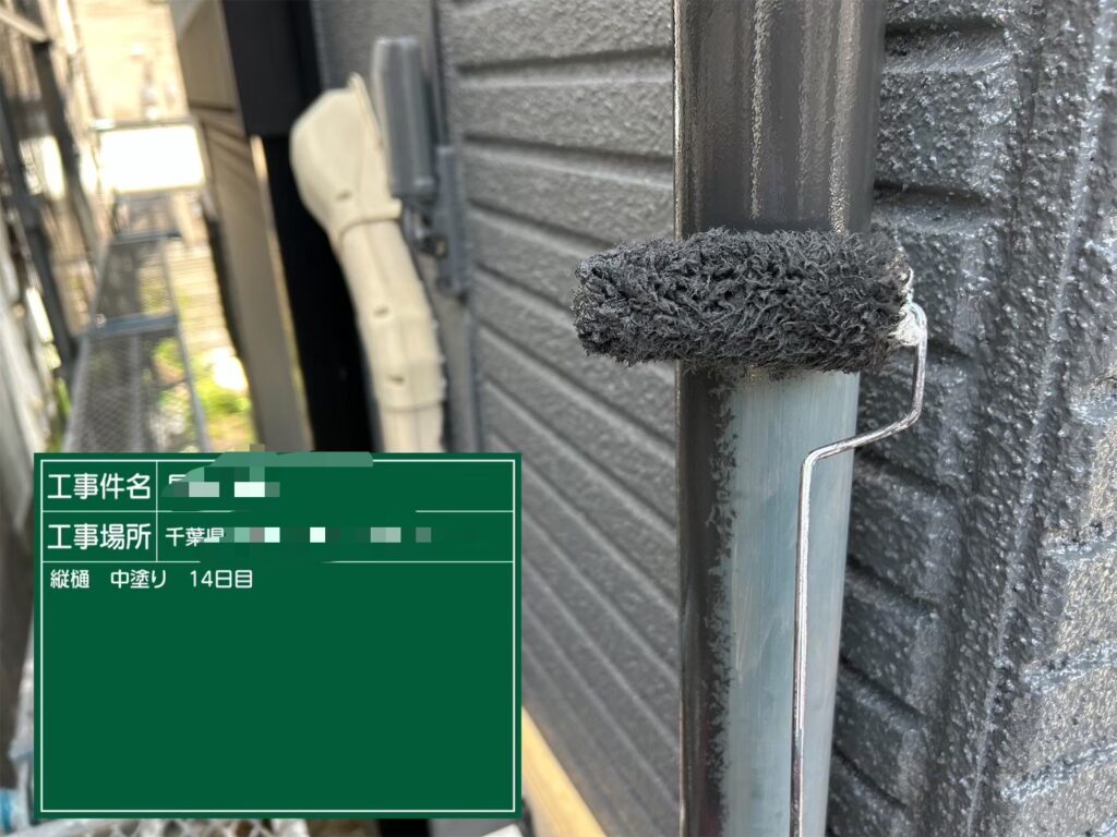 中塗りも下塗り同様に一番は均一に、一回一回を大切に美しく仕上げていく感覚が大切です。/セミフロンマイルド