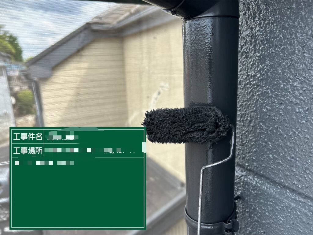 上塗りは中塗りがしっかり乾いたら塗布量をしっかり確認しながら施工します。/セミフロンマイルド