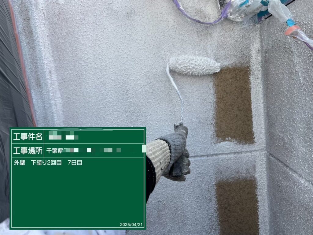 作業7,8,9日目<br />
【外壁塗装下塗り2回目】<br />
下塗りこそ大事！透けたりムラの無いのは当然で、端から端まで均一に塗られていないと塗膜性能にムラがでてしまいます。<br />
また、透湿性を確保させるために下塗りにも透湿性のある塗料を使用しました。<br />
/アンダーサーフDS