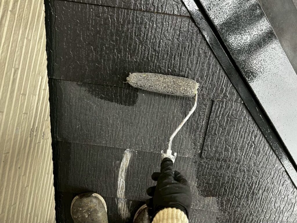 下塗り<br />
<br />
下塗りこそ大事！透けたりムラの無いのは当然で、端から端まで均一に塗られていないと塗膜性能にムラがでてしまいます。/屋根強化プライマー