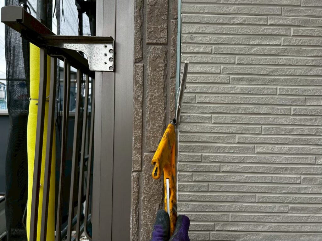 既存目地コーキング撤去<br />
