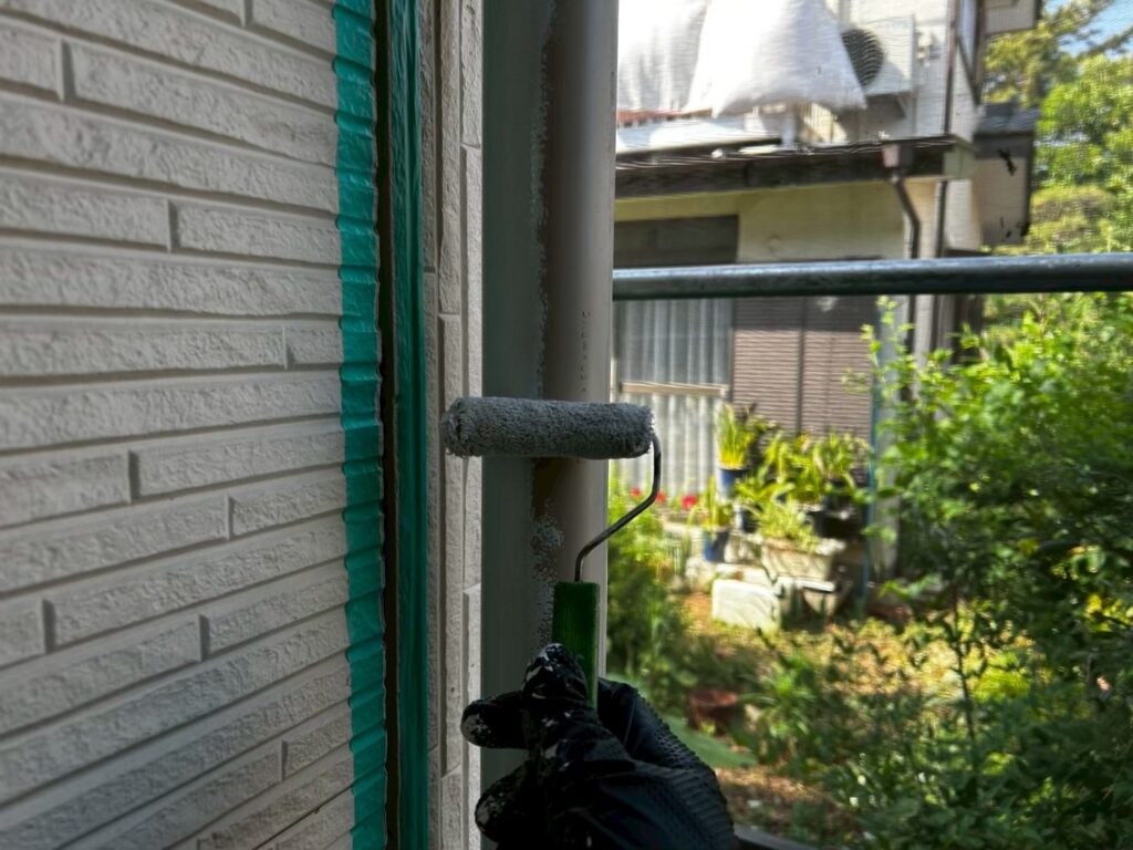 中塗り<br />
フッ素塗料で塗装することで長持ちします。/セミフロンマイルド