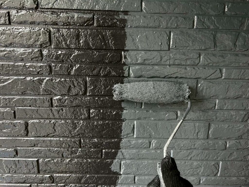 上塗りは中塗りがしっかり乾いたら希釈率・塗布量をしっかり守りながら施工します。/無機エクスカリバー