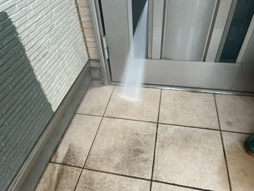 高圧洗浄からスタートになります。