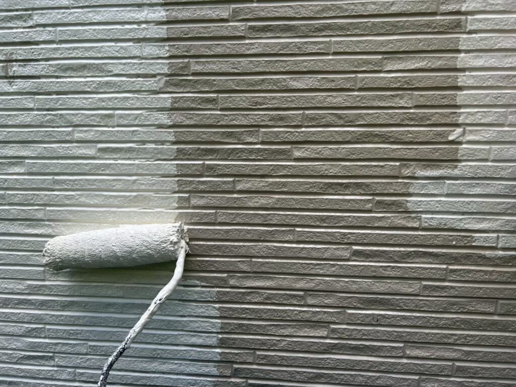 中塗りは下塗りがしっかり乾いたら希釈率・塗布量をしっかり守りながら施工します。/無機エクスカリバー