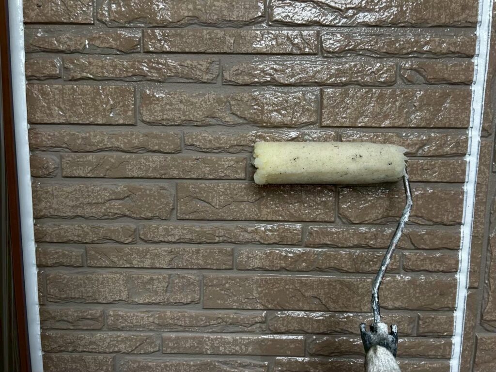 【外壁塗装下塗り】<br />
下塗りこそ大事！透けたりムラの無いのは当然で、端から端まで均一に塗られていないと塗膜性能にムラがでてしまいます。/エポプレミアムシーラープライマー