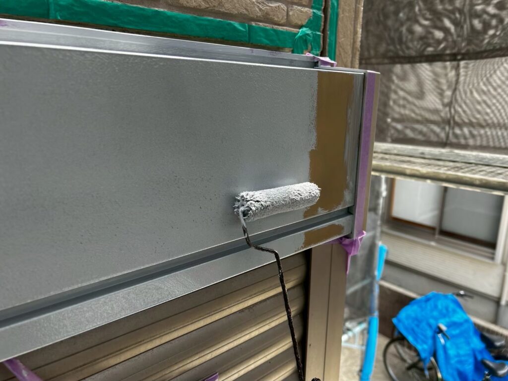 下塗り<br />
さらに密着性の向上と錆の発生を防ぐ大事な工程になります。/スーパーザウルスEX