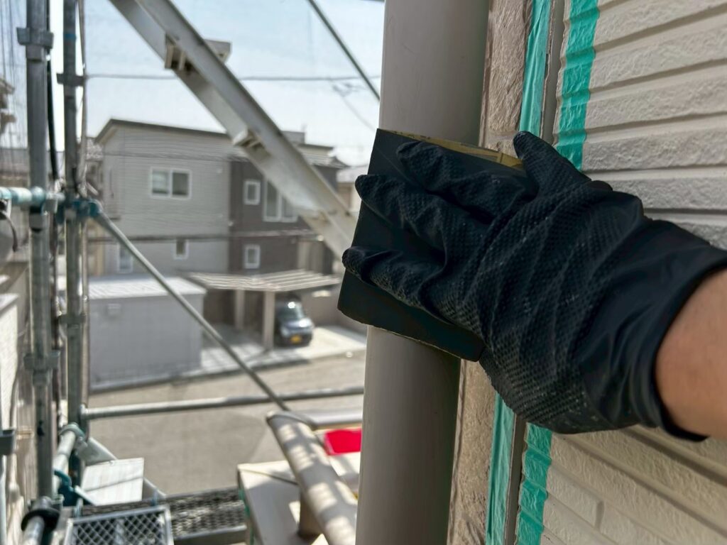 雨樋<br />
塗料がしっかりと密着する為にケレンを行いました。