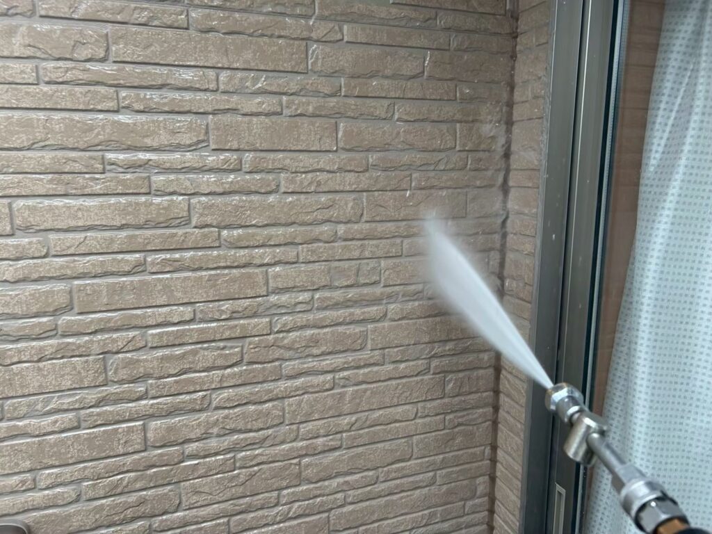 高圧洗浄からスタートになります。