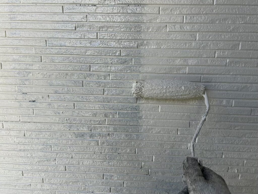 上塗りは中塗りがしっかり乾いたら希釈率・塗布量をしっかり守りながら施工します。/無機エクスカリバー