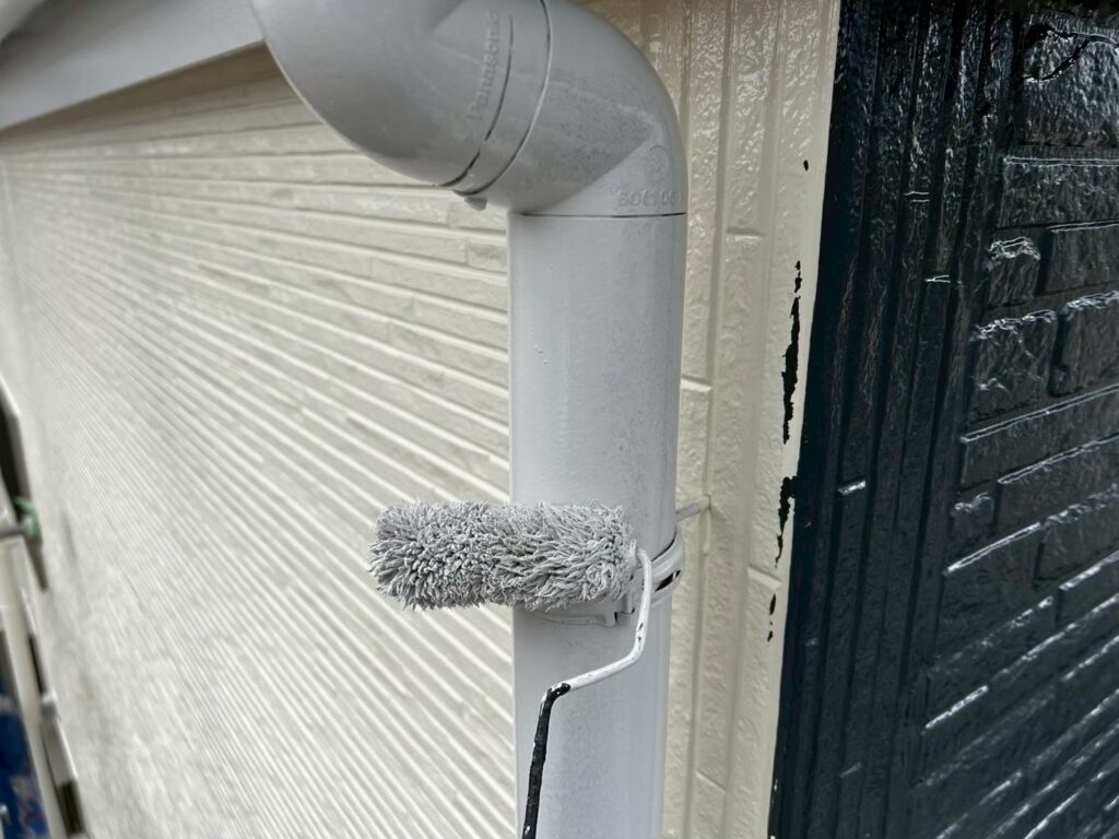 上塗り<br />
フッ素塗料で塗装することで長持ちします。/セミフロンマイルド<br />
