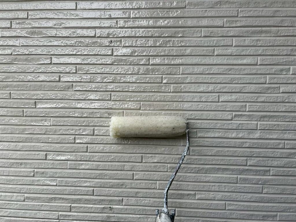 【外壁塗装下塗り】<br />
下塗りこそ大事！透けたりムラの無いのは当然で、端から端まで均一に塗られていないと塗膜性能にムラがでてしまいます。/エポプレミアムシーラープライマー