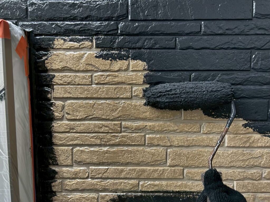 中塗りは下塗りがしっかり乾いたら希釈率・塗布量をしっかり守りながら施工します。/無機エクスカリバー