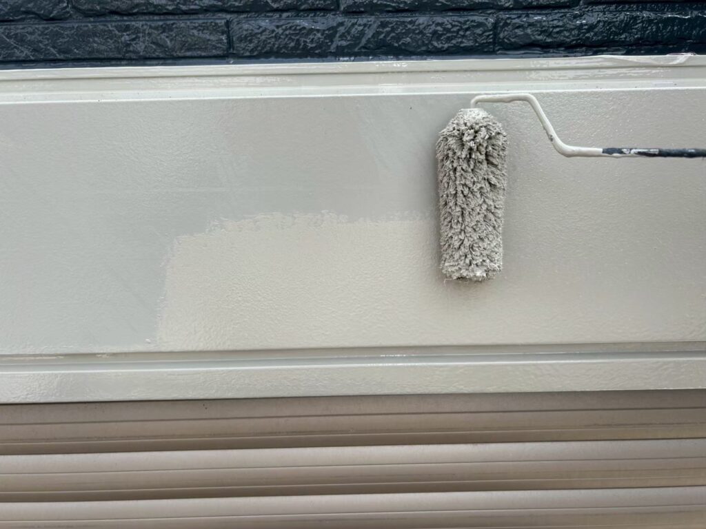 上塗り<br />
フッ素塗料で塗装することで長持ちします。/セミフロンマイルド<br />
