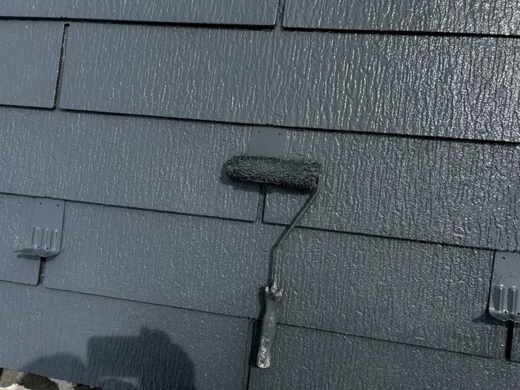 上塗りは中塗りがしっかり乾いたら塗布量をしっかり確認しながら施工します。/無機エクスカリバー