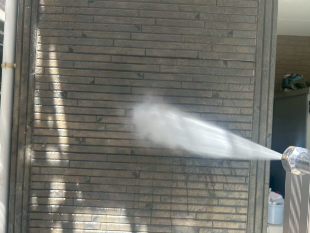 高圧洗浄からスタートになります。