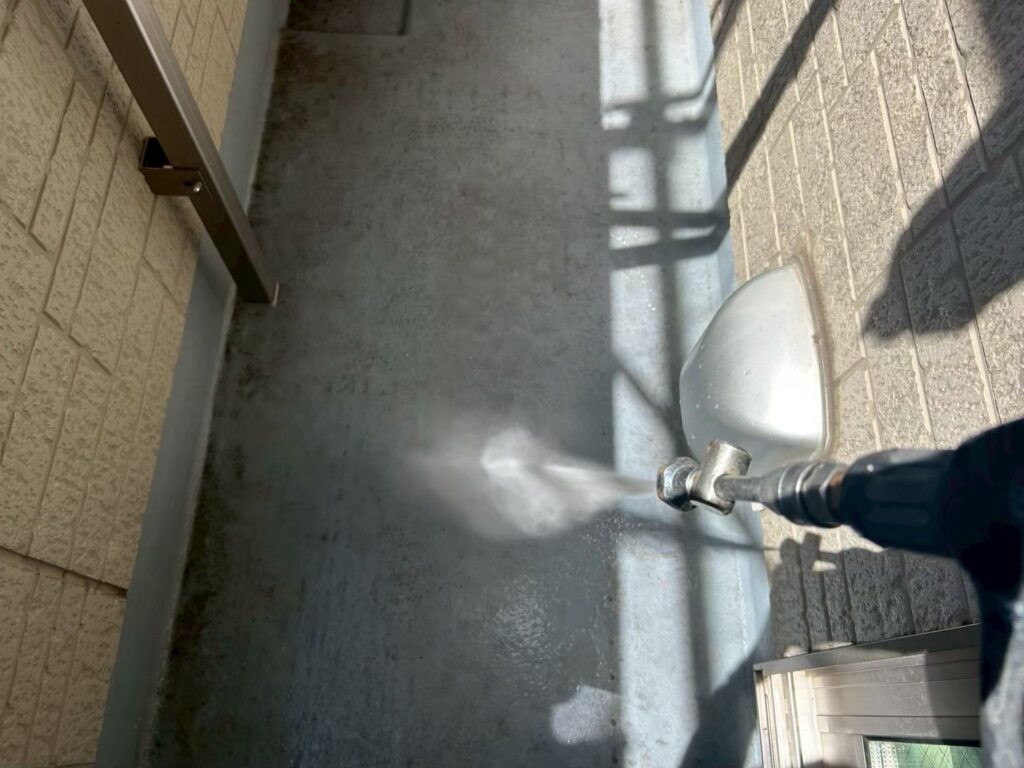 高圧洗浄からスタートになります。