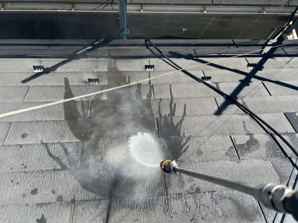 高圧洗浄からスタートになります。