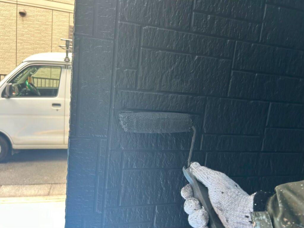 上塗り<br />
仕上げ塗料での２回目の塗装。<br />
<br />
材料：エスケープレミアムMUKI<br />
