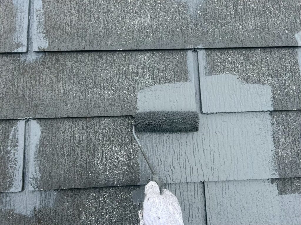 中塗り<br />
仕上げ塗料での１回目の塗装。<br />
<br />
材料：エスケープレミアム無機ルーフ