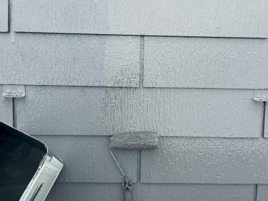 上塗り<br />
仕上げ塗料での2回目の塗装。<br />
<br />
材料：エスケープレミアム無機ルーフ