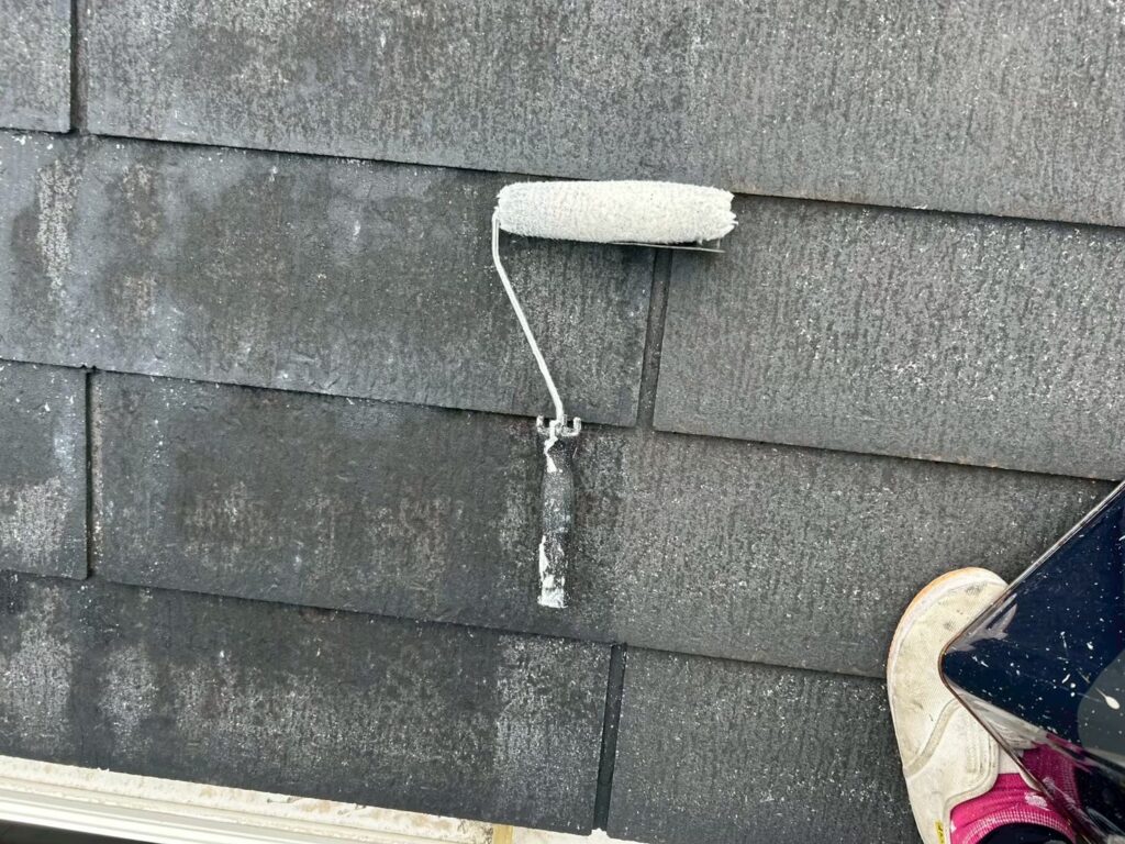 屋根<br />
下塗り<br />
密着を良くするためにプライマーを塗布します。<br />
<br />
材料：屋根強化プライマー