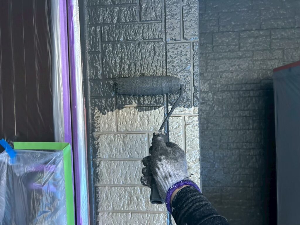 中塗り<br />
仕上げ塗料での１回目の塗装。<br />
<br />
材料：エスケープレミアムMUKI<br />
<br />
