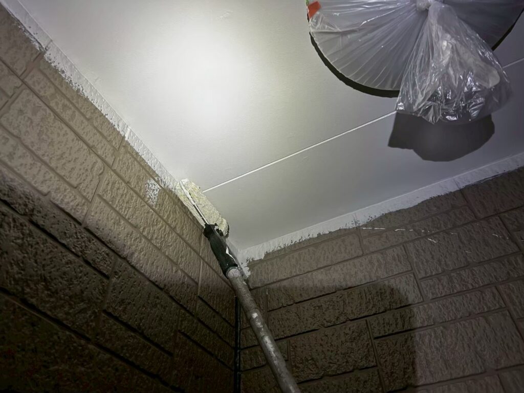 軒天塗装１回目<br />
<br />
材料：ケンエースGⅡ