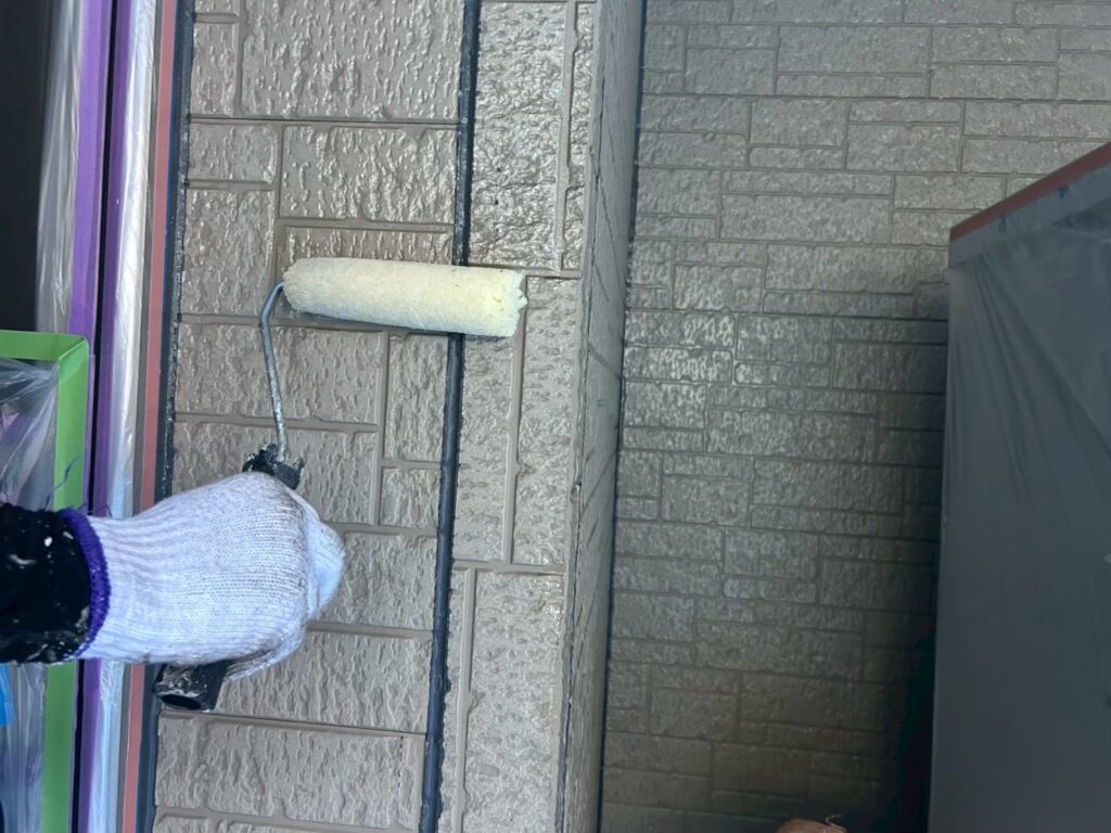 外壁<br />
下塗り<br />
密着を良くするためにプライマーを塗布します。<br />
<br />
材料：ハイパーシーラーエポ