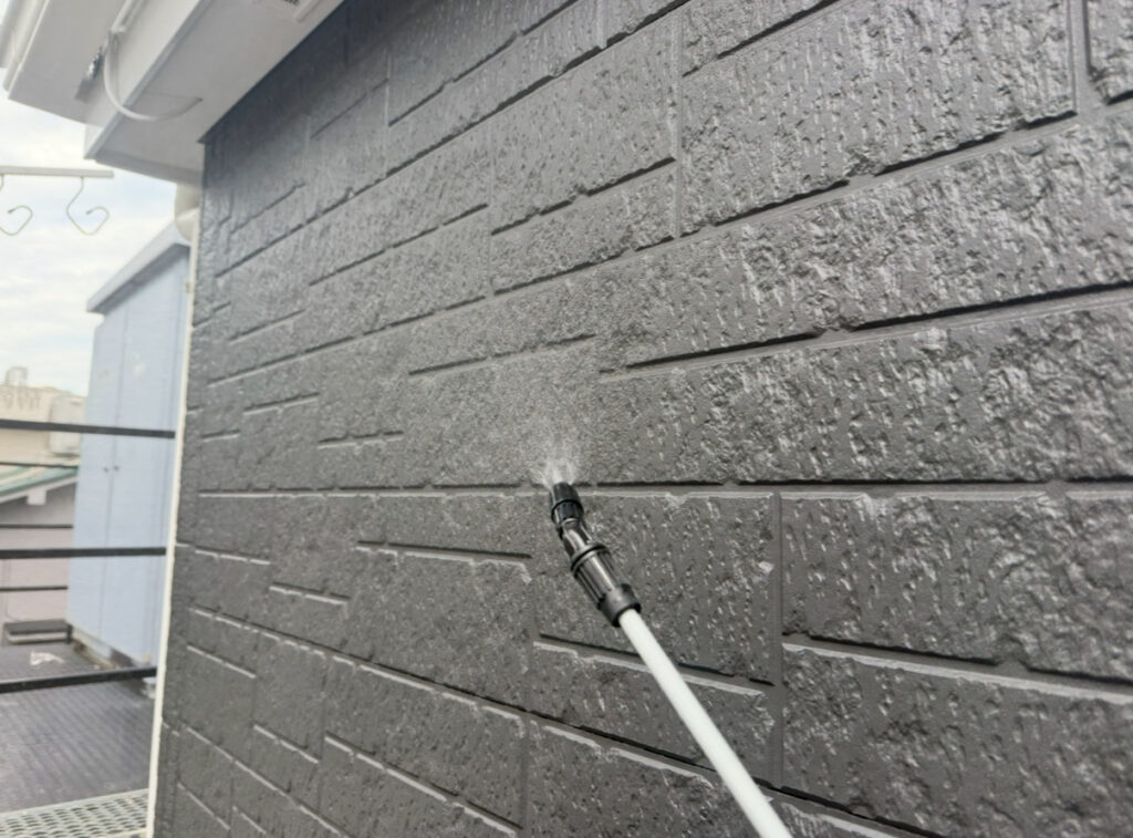 超合金光触媒コーティング<br />
<br />
外壁塗装のトップコーティングです。<br />
耐久性・美観製を更に底上げし、最高峰の光触媒外壁を塗り替えで実現します。<br />
