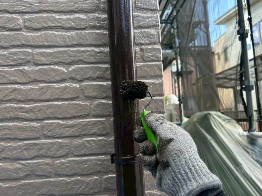 上塗り<br />
仕上げ塗料での2回目の塗装。<br />
