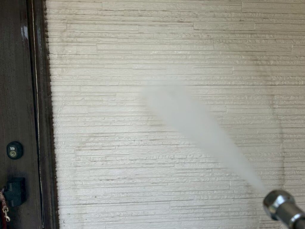高圧洗浄からスタートになります。