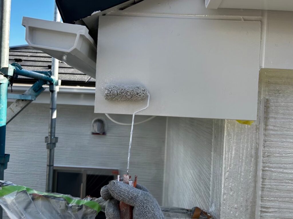 中塗り<br />
仕上げ塗料での１回目の塗装。<br />
