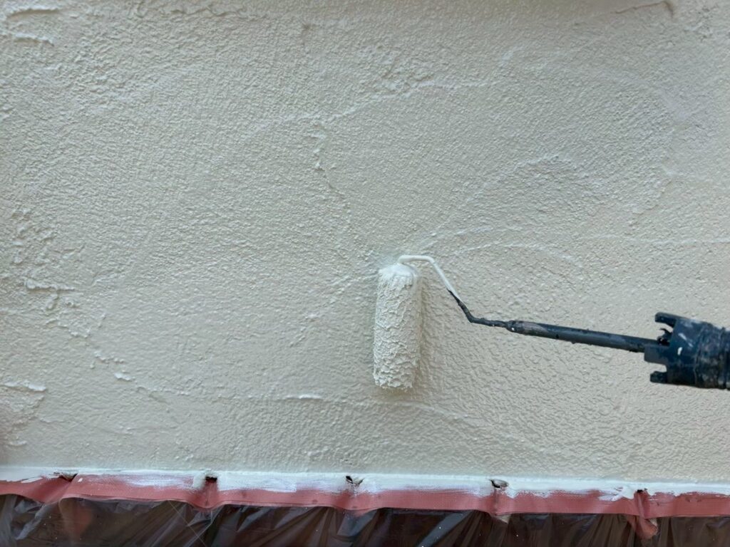 上塗り<br />
仕上げ塗料での2回目の塗装。<br />
