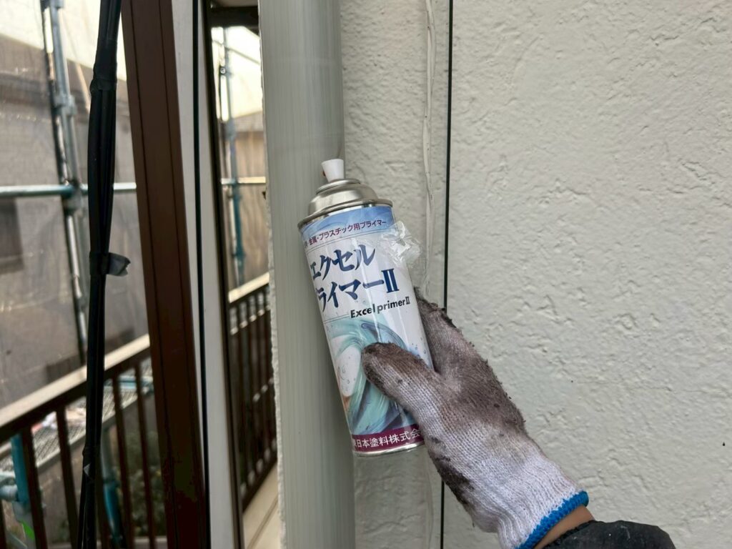 下塗り<br />
密着を良くするためにプライマーを塗布します。<br />
