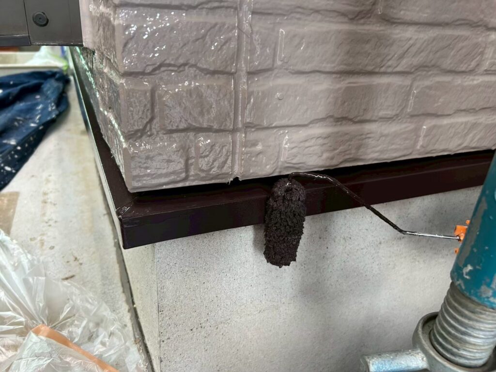 上塗り<br />
仕上げ塗料での2回目の塗装。<br />
