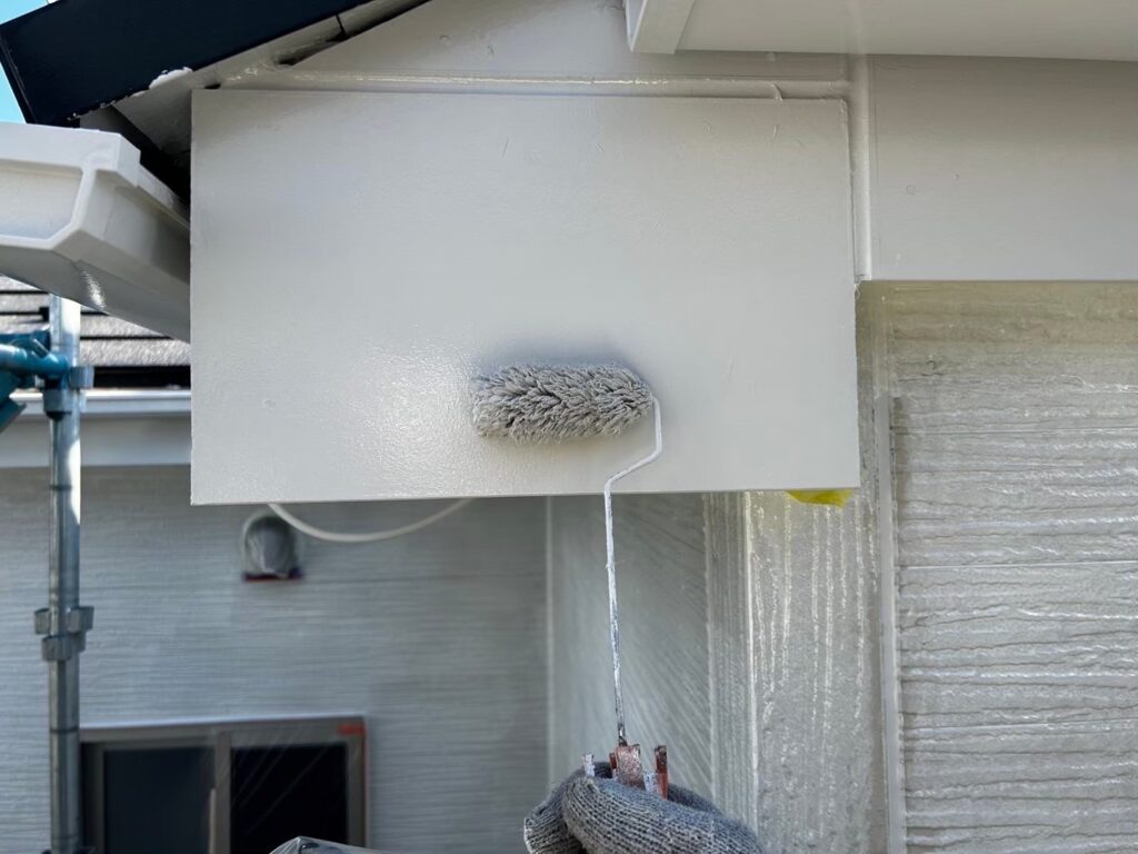 上塗り<br />
仕上げ塗料での2回目の塗装。<br />
