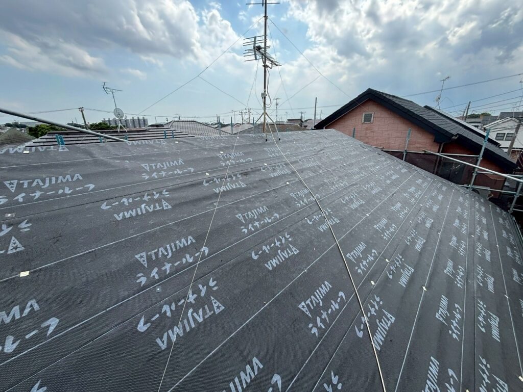 ルーフィング設置<br />
超高耐久ルーフィングを標準仕様